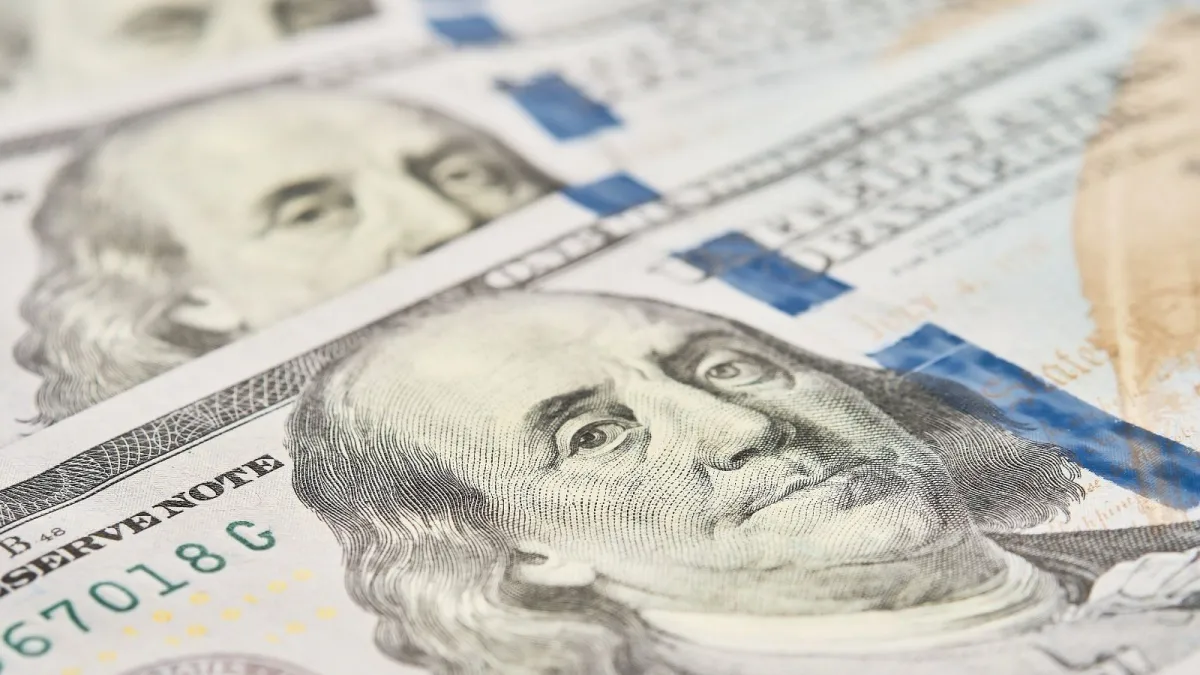 Dólar opera em alta impulsionado por tensões geopolíticas globais